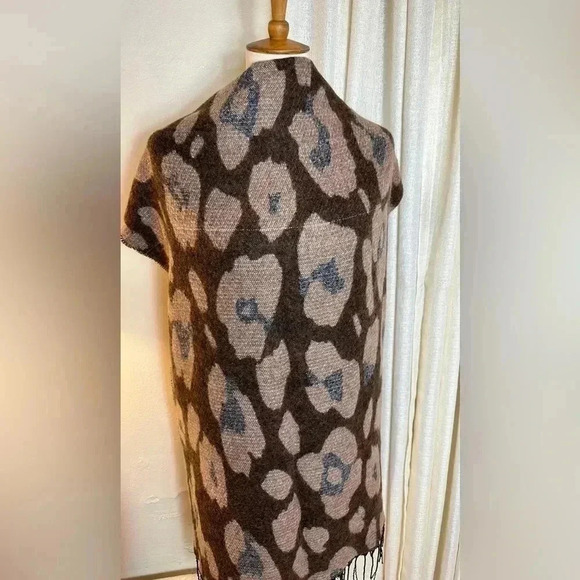 Amazon Essentials Women's Blanket Scarf Animal Print - Picture 7 of 14